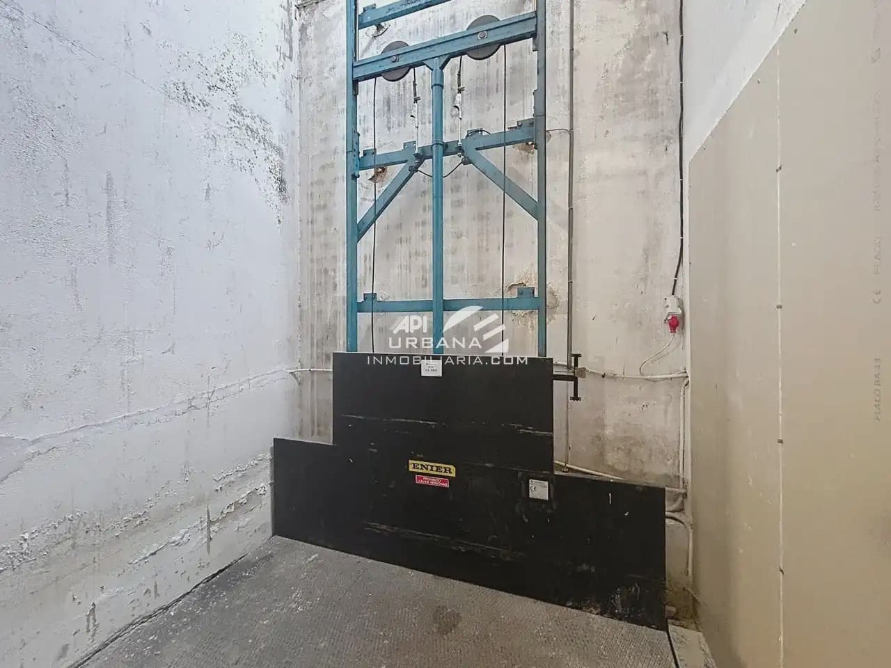 Kaupallinen vuokrattavana paikassa Lucena mukana 
autotalli - 1 300 € (Ref: 9963901)