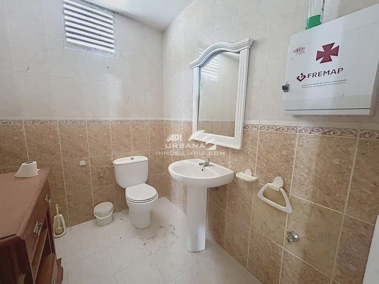 Kaupallinen vuokrattavana paikassa Lucena mukana 
autotalli - 1 300 € (Ref: 9963901)