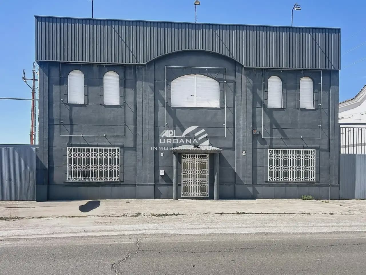 Kaupallinen vuokrattavana paikassa Lucena mukana 
autotalli - 1 300 € (Ref: 9963901)