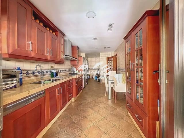 Casa de 5 habitaciones en Lucena en venta con piscina garaje - 300.000 € (Ref: 9963921)
