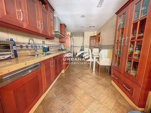 Casa de 5 habitaciones en Lucena en venta con piscina garaje - 300.000 € (Ref: 9963921)