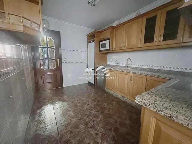 Casa de 3 habitaciones en Lucena en venta - 205.000 € (Ref: 9963948)