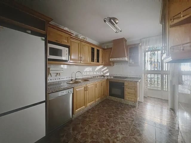 Casa de 3 habitaciones en Lucena en venta - 205.000 € (Ref: 9963948)