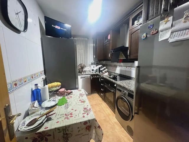 Piso de 3 habitaciones en Lucena en venta - 133.000 € (Ref: 9981669)