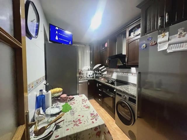 Piso de 3 habitaciones en Lucena en venta - 133.000 € (Ref: 9981669)