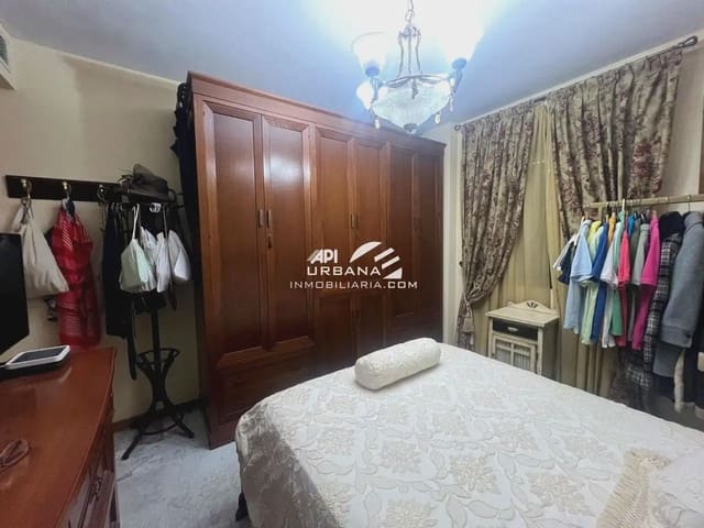 Piso de 3 habitaciones en Lucena en venta - 133.000 € (Ref: 9981669)