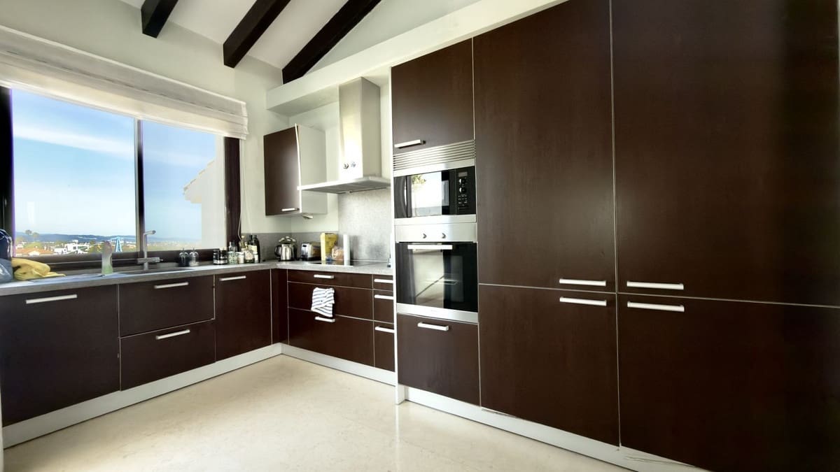 3 bedroom Penthouse for rent in Benahavis with pool garage - € 5,000 (Ref: 9733233)