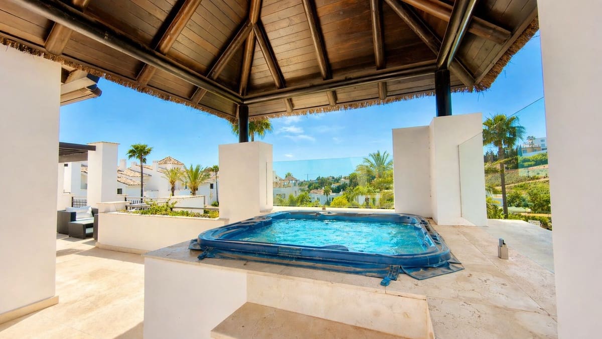 3 bedroom Penthouse for rent in Benahavis with pool garage - € 5,000 (Ref: 9733233)