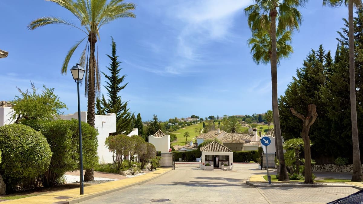 3 bedroom Penthouse for rent in Benahavis with pool garage - € 5,000 (Ref: 9733233)
