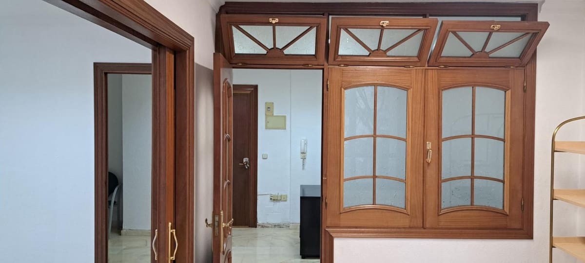 2 bedroom Office for rent in Marbella - € 900 (Ref: 9733234)