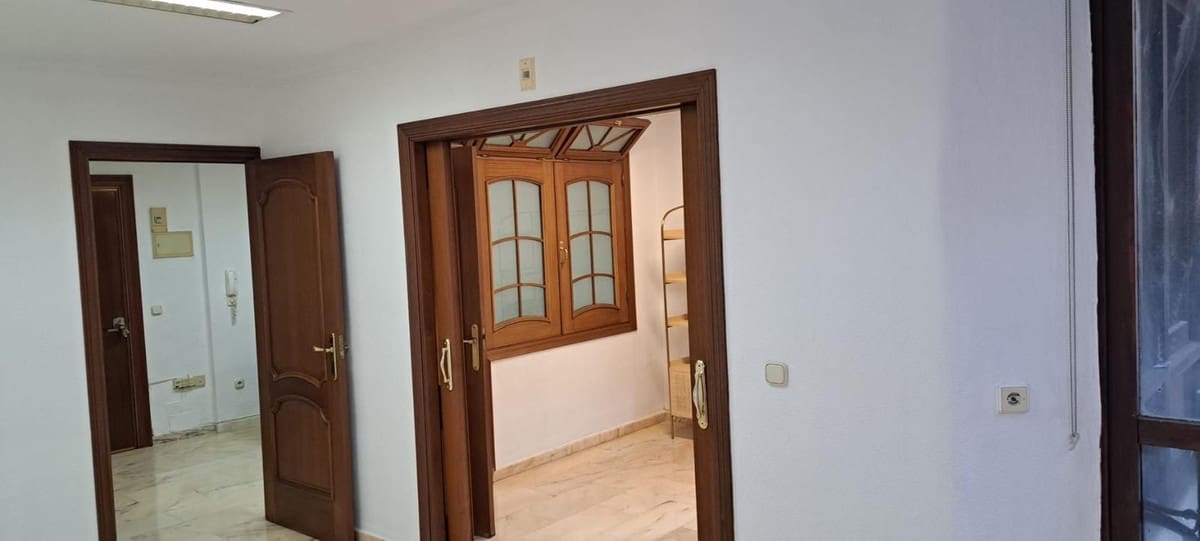 2 bedroom Office for rent in Marbella - € 900 (Ref: 9733234)