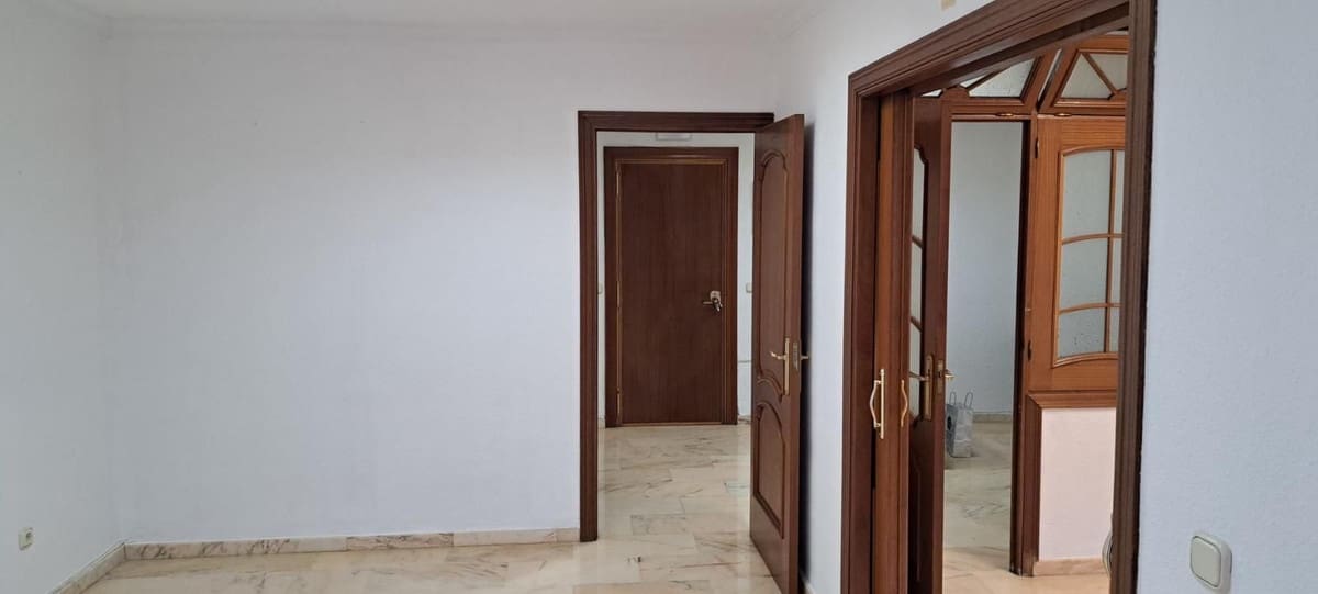 2 bedroom Office for rent in Marbella - € 900 (Ref: 9733234)