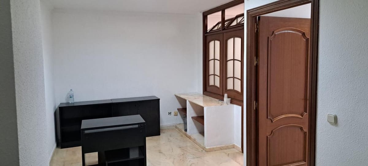 2 bedroom Office for rent in Marbella - € 900 (Ref: 9733234)