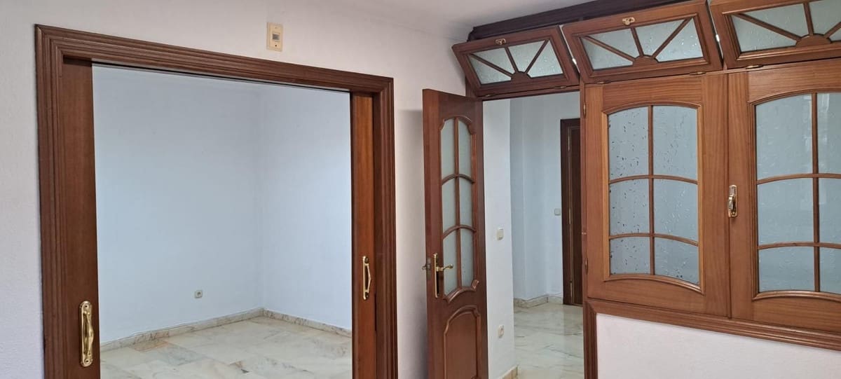 2 bedroom Office for rent in Marbella - € 900 (Ref: 9733234)