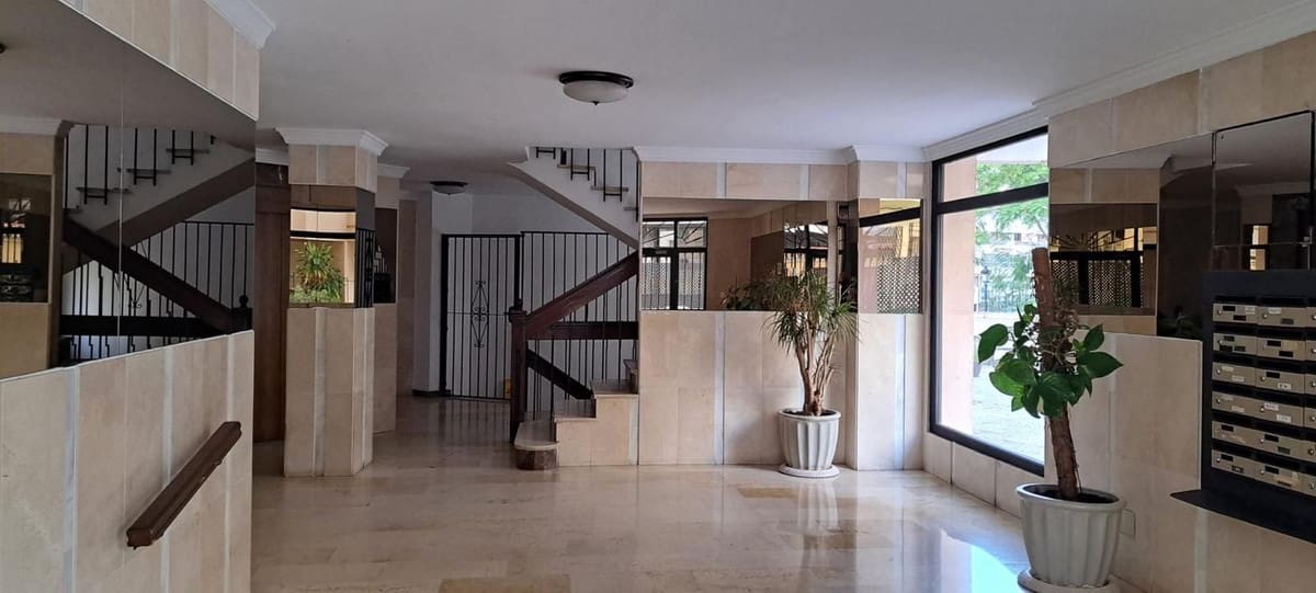 2 bedroom Office for rent in Marbella - € 900 (Ref: 9733234)
