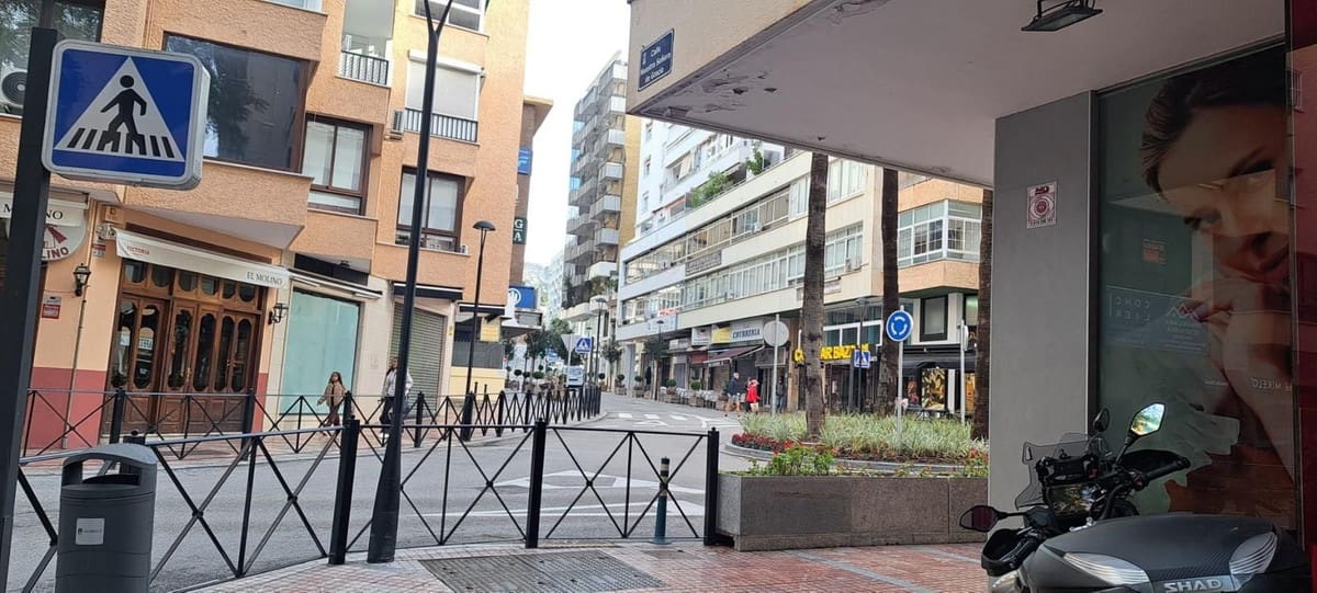 2 bedroom Office for rent in Marbella - € 900 (Ref: 9733234)