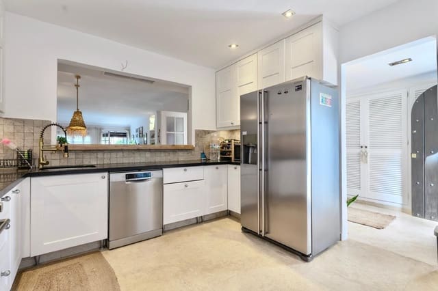 3 soveværelse Byhus til leje i Nueva Andalucia, Marbella med swimmingpool - € 3.800 (Ref: 9733236)