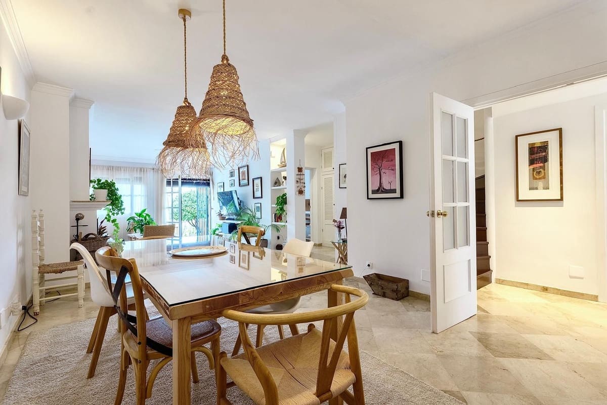 3 soveværelse Byhus til leje i Nueva Andalucia med swimmingpool - € 3.800 (Ref: 9733236)