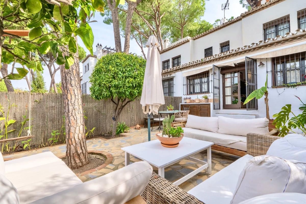 3 soveværelse Byhus til leje i Nueva Andalucia med swimmingpool - € 3.800 (Ref: 9733236)