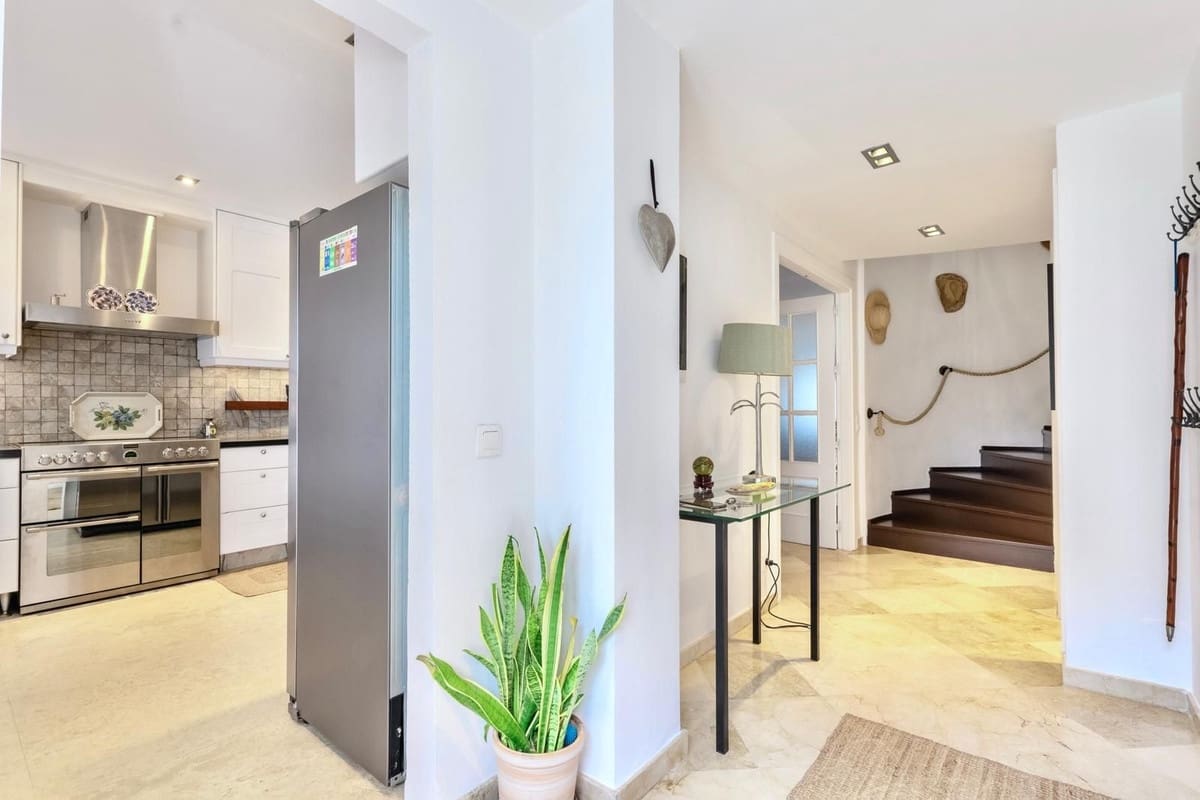 3 soveværelse Byhus til leje i Nueva Andalucia med swimmingpool - € 3.800 (Ref: 9733236)