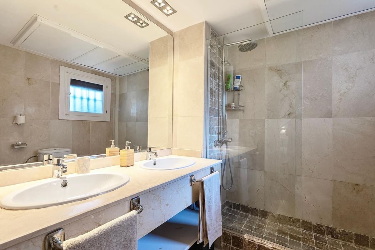 3 soveværelse Byhus til leje i Nueva Andalucia med swimmingpool - € 3.800 (Ref: 9733236)