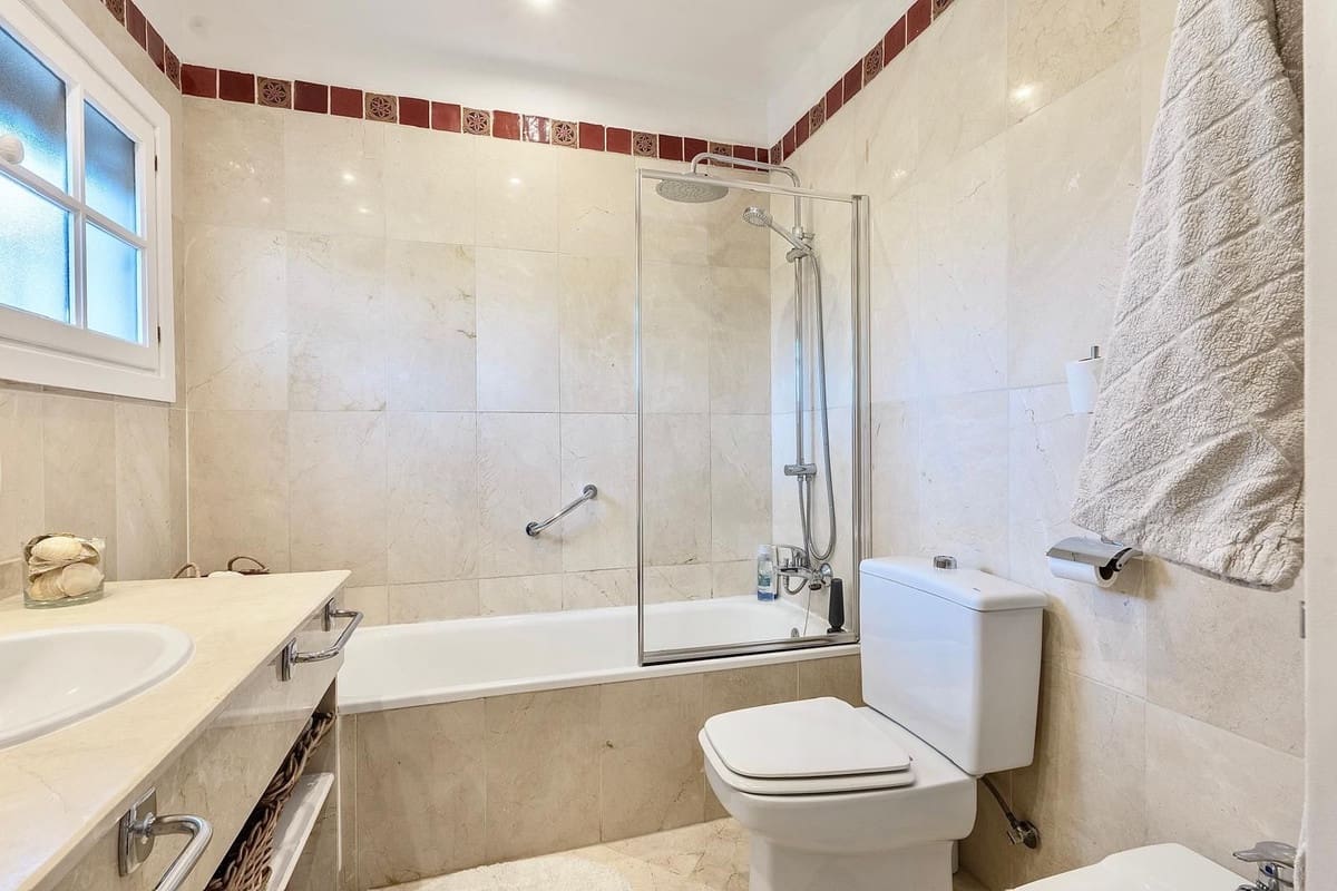 3 soveværelse Byhus til leje i Nueva Andalucia med swimmingpool - € 3.800 (Ref: 9733236)