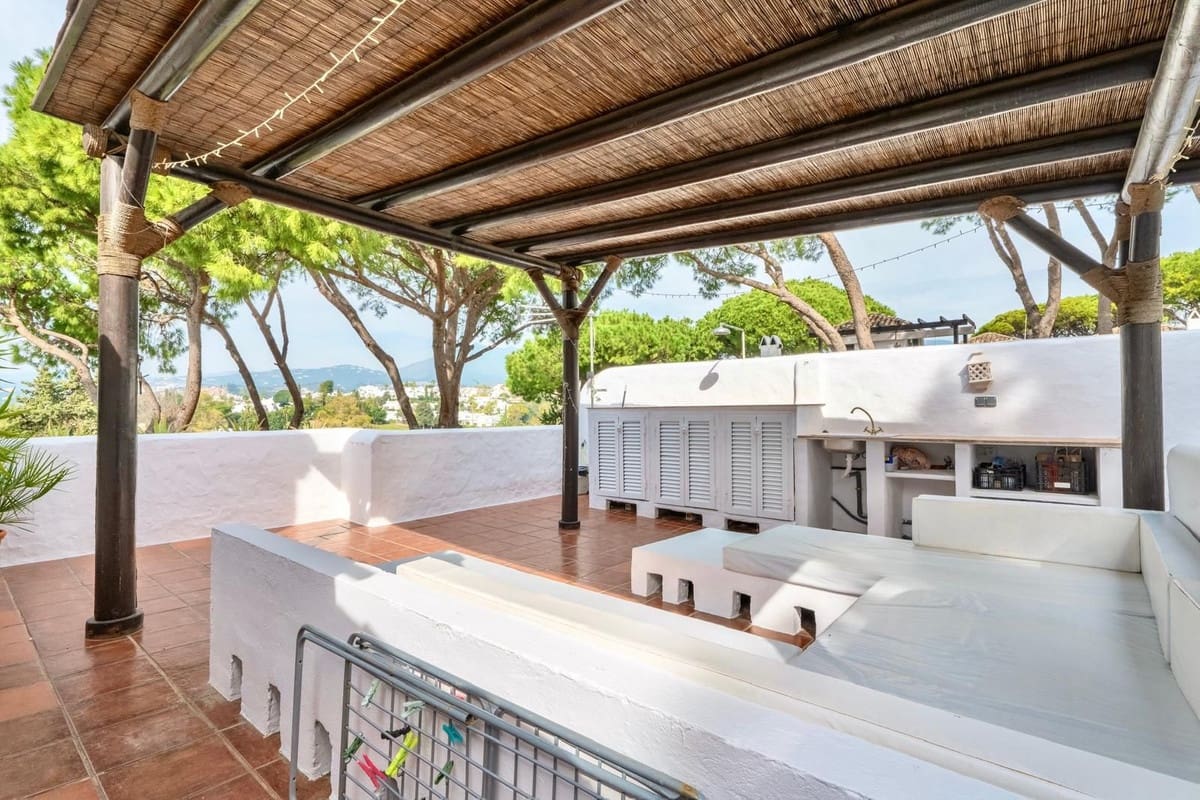 3 soveværelse Byhus til leje i Nueva Andalucia med swimmingpool - € 3.800 (Ref: 9733236)