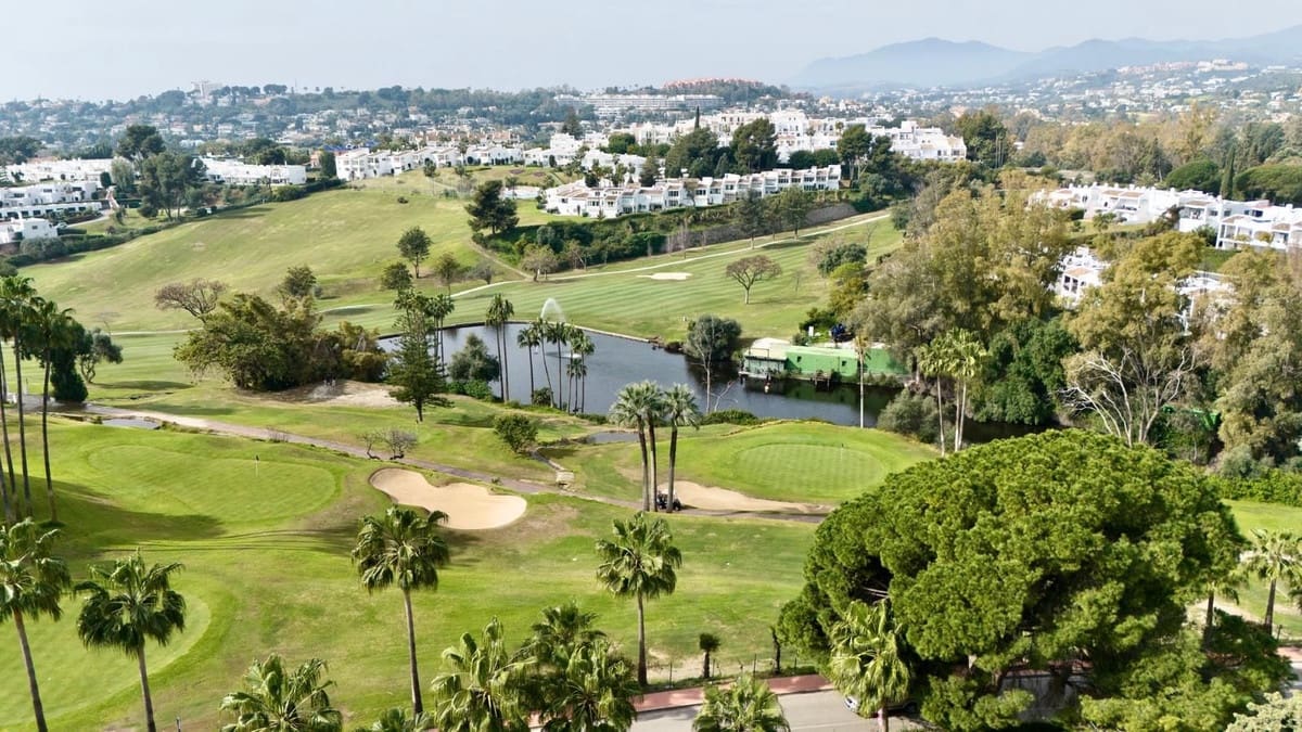 3 soveværelse Byhus til leje i Nueva Andalucia med swimmingpool - € 3.800 (Ref: 9733236)