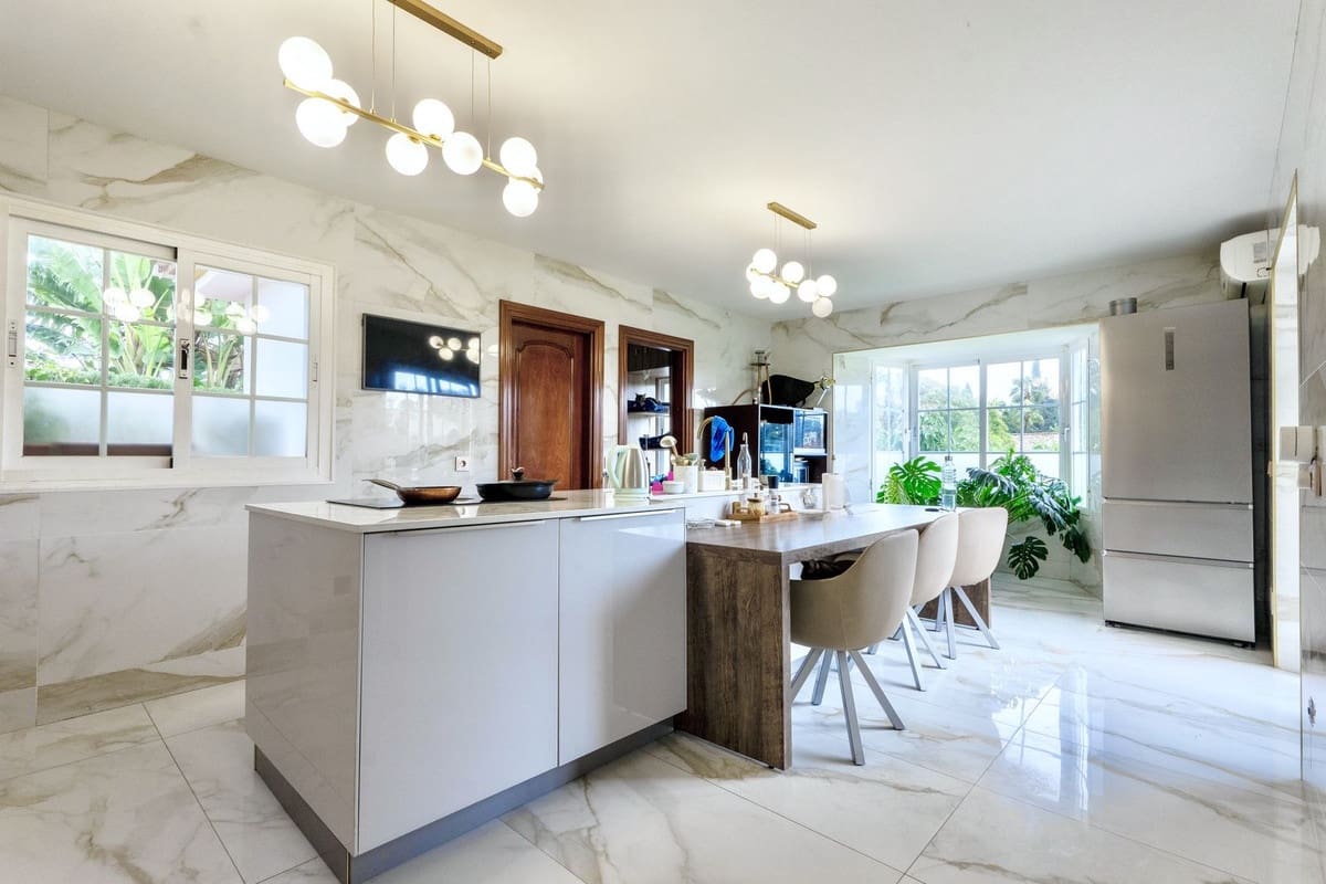 7 bedroom Villa for sale in Guadalmina with pool garage - € 2,300,000 (Ref: 9733237)