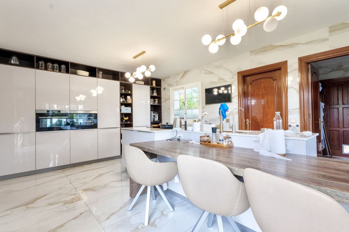 7 bedroom Villa for sale in Guadalmina with pool garage - € 2,300,000 (Ref: 9733237)