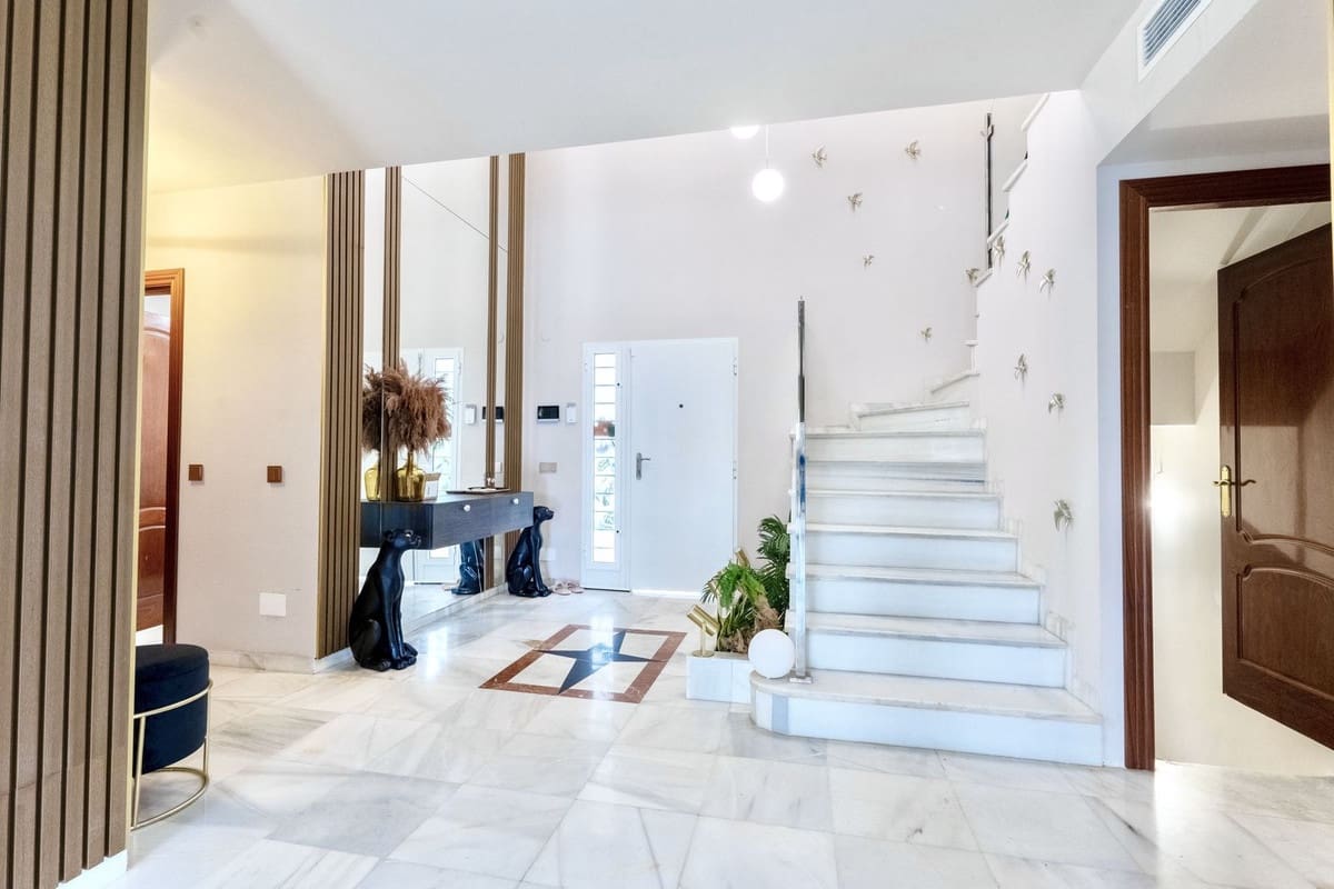 7 bedroom Villa for sale in Guadalmina with pool garage - € 2,300,000 (Ref: 9733237)