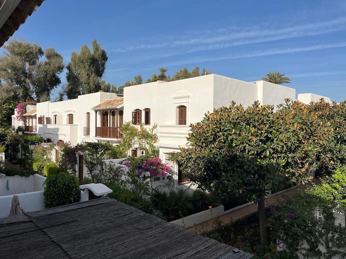 2 bedroom Apartment for rent in Costalita with pool garage - € 2,000 (Ref: 9733239)