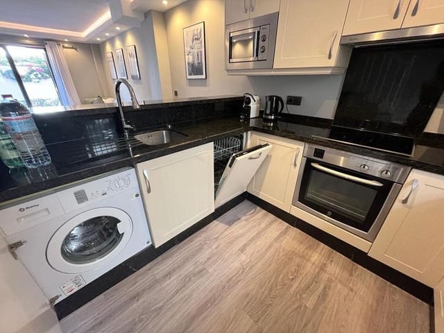 Apartamento de 2 habitaciones en Costalita, Estepona en alquiler con piscina garaje - 2.000 € (Ref: 9733239)