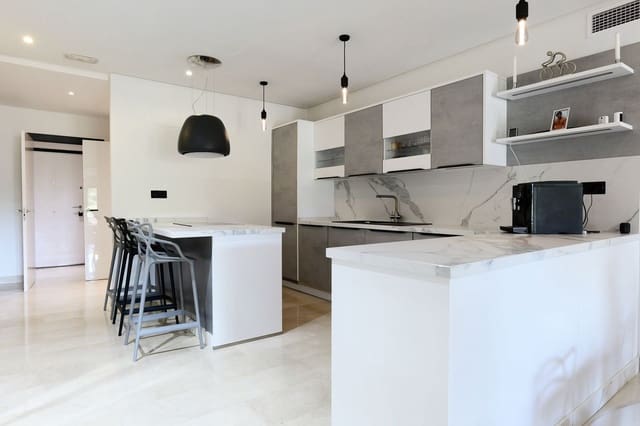 Apartamento de 3 habitaciones en Puerto Banus, Marbella en venta con piscina garaje - 849.000 € (Ref: 9733241)