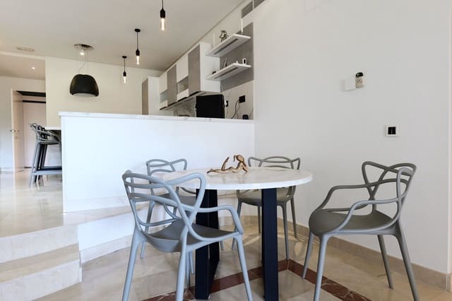 Apartamento de 3 habitaciones en Puerto Banus, Marbella en venta con piscina garaje - 849.000 € (Ref: 9733241)