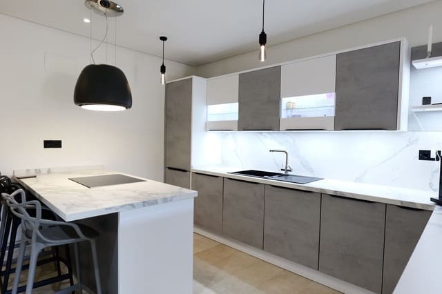 Apartamento de 3 habitaciones en Puerto Banus, Marbella en venta con piscina garaje - 849.000 € (Ref: 9733241)