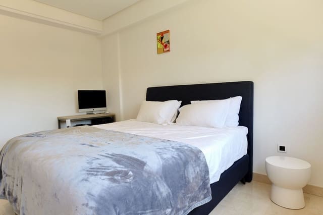 Apartamento de 3 habitaciones en Puerto Banus, Marbella en venta con piscina garaje - 849.000 € (Ref: 9733241)