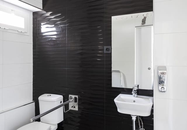 Commercial for sale in Marbella with garage - € 775,000 (Ref: 9733244)