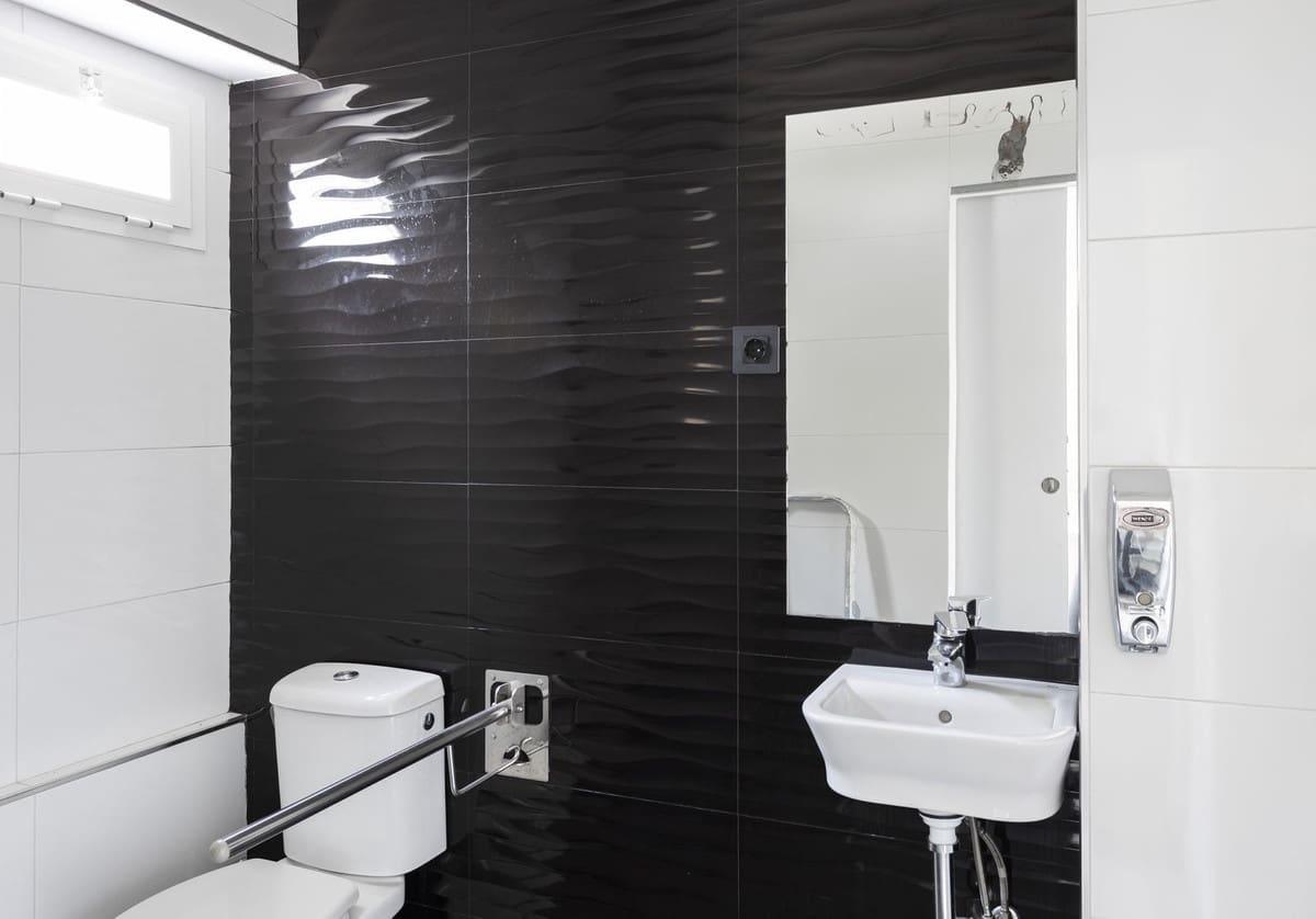 Local Commercial à vendre à Marbella avec garage - 775 000 € (Ref: 9733244)