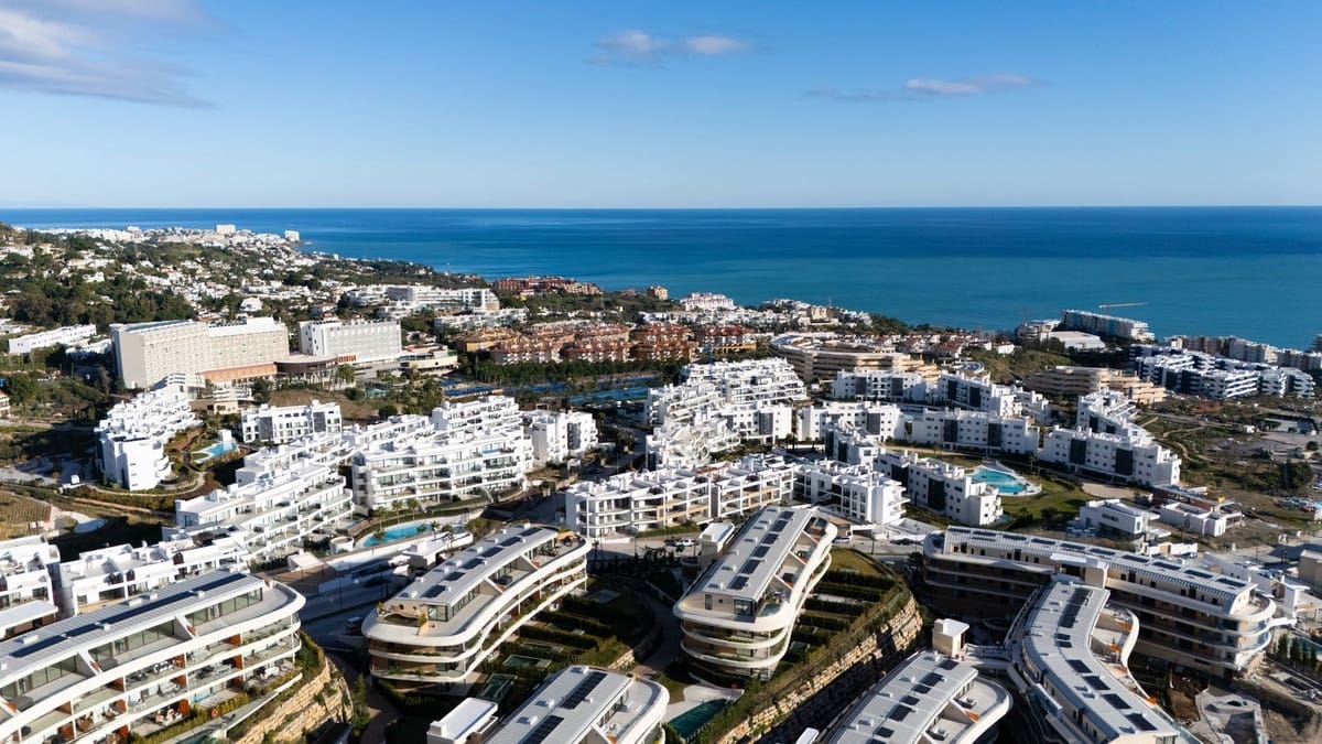 2 bedroom Apartment for sale in Fuengirola with pool garage - € 725,000 (Ref: 9733247)