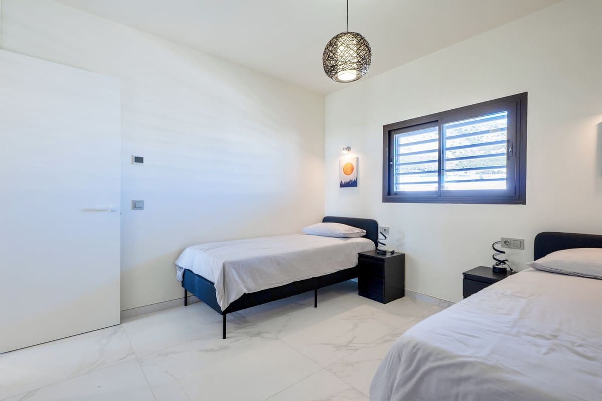 2 bedroom Apartment for sale in Fuengirola with pool garage - € 725,000 (Ref: 9733247)