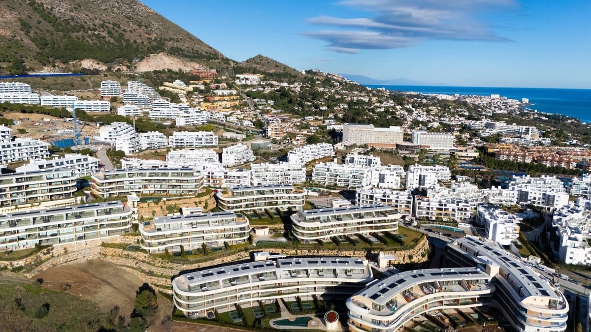 2 bedroom Apartment for sale in Fuengirola with pool garage - € 725,000 (Ref: 9733247)