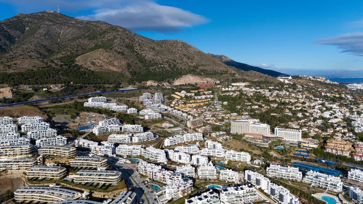 2 bedroom Apartment for sale in Fuengirola with pool garage - € 725,000 (Ref: 9733247)