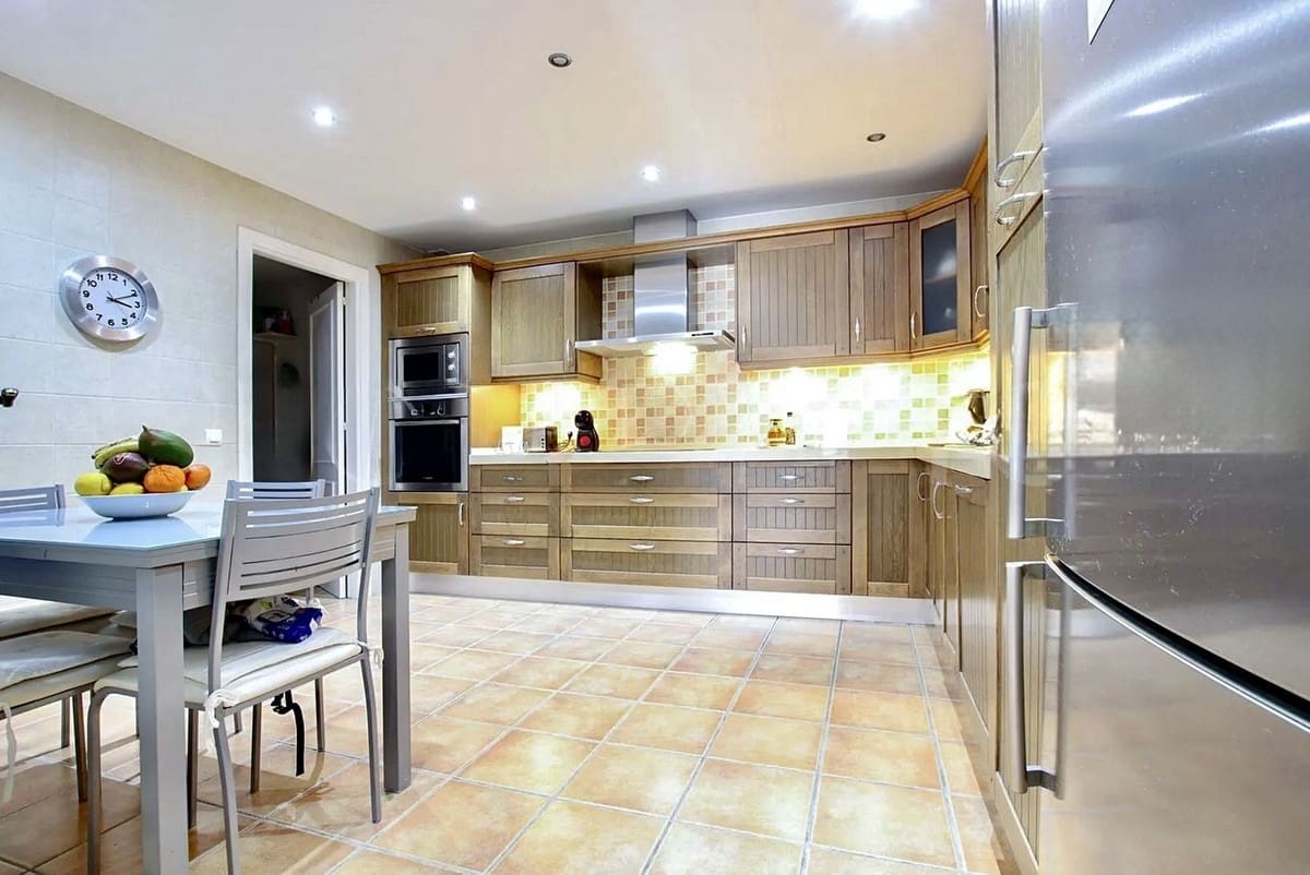 3 bedroom Apartment for sale in Nueva Andalucia with pool - € 680,000 (Ref: 9733249)