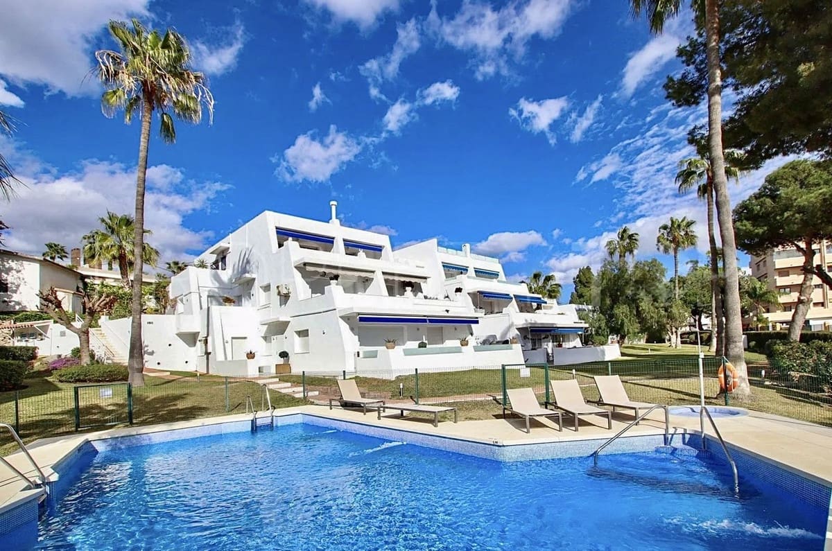 3 bedroom Apartment for sale in Nueva Andalucia with pool - € 680,000 (Ref: 9733249)