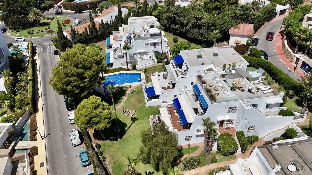 3 bedroom Apartment for sale in Nueva Andalucia with pool - € 680,000 (Ref: 9733249)