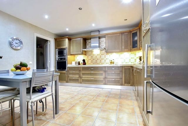 3 quarto Apartamento para venda em Nueva Andalucia, Marbella com piscina - 680 000 € (Ref: 9733249)