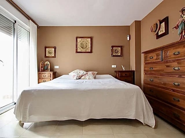 3 bedroom Apartment for sale in Nueva Andalucia, Marbella with pool - € 680,000 (Ref: 9733249)