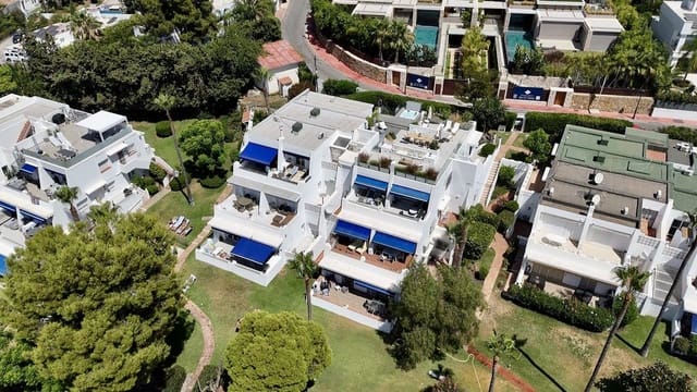 3 bedroom Apartment for sale in Nueva Andalucia, Marbella with pool - € 680,000 (Ref: 9733249)