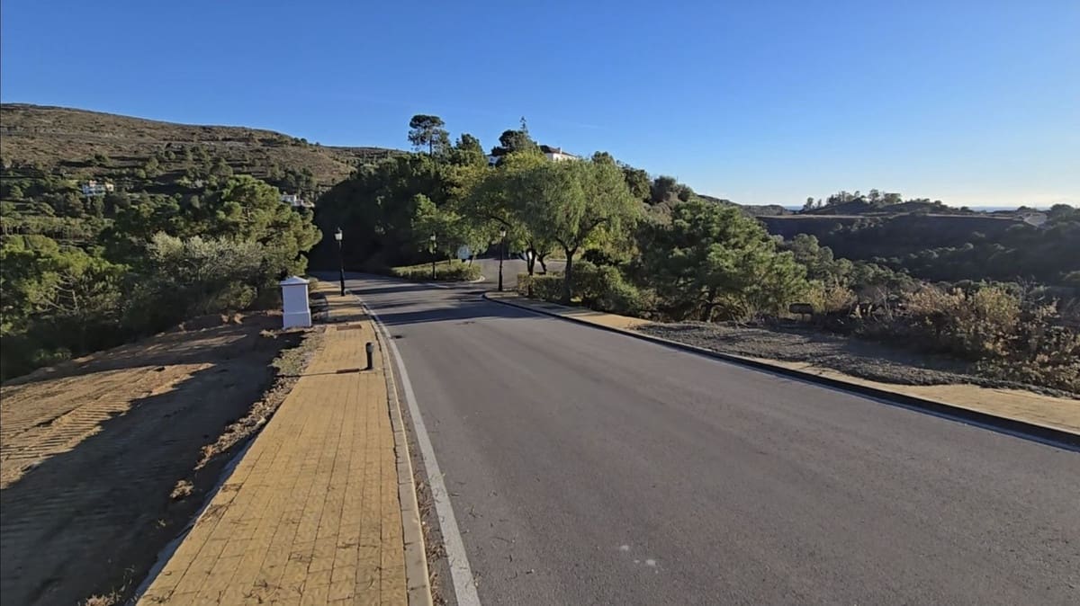 Terrain à Bâtir à vendre à Benahavis - 670 000 € (Ref: 9733252)